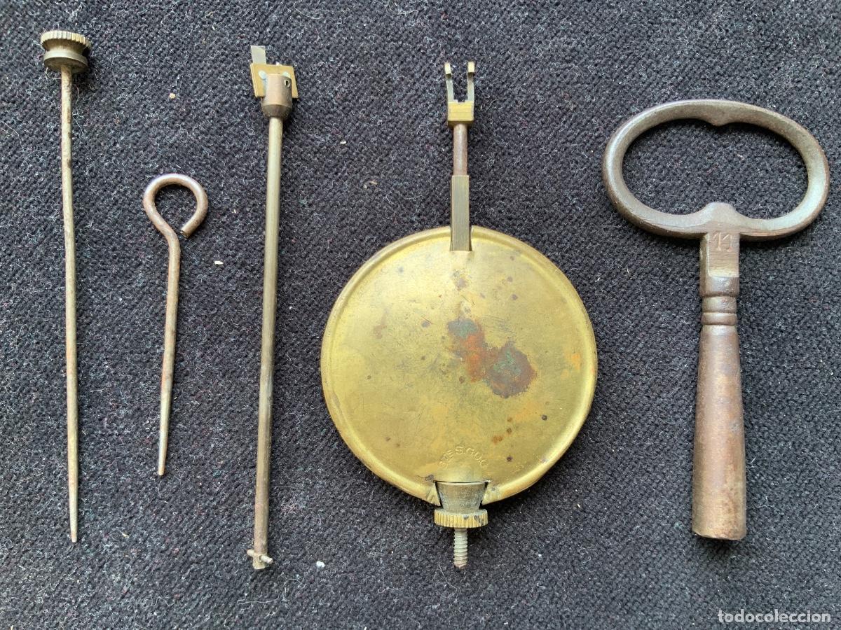 Recambios de relojes: Pendulo llave n&ordm; 11 y punzones para reloj mecanico de pared o sobremesa. Lote de 5 piezas.