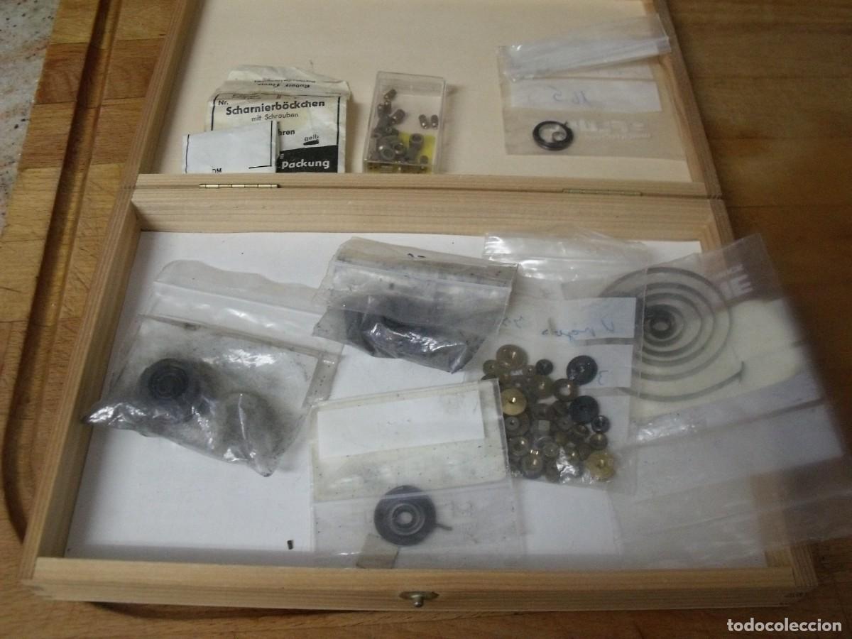Recambios de relojes: LOTE DE MUELLES REALES PEQUE&Ntilde;OS Y OTRAS PIEZAS RELOJERIA MECANICA CON CAJA DE MADERA -LOTE 663