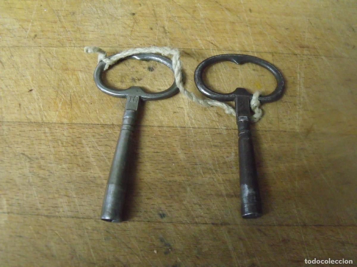 Recambios de relojes: 2 llaves de forja de los n&ordm;s 10 y 8 para reloj pared tipo alfonsino y maquinaria paris-lote 664
