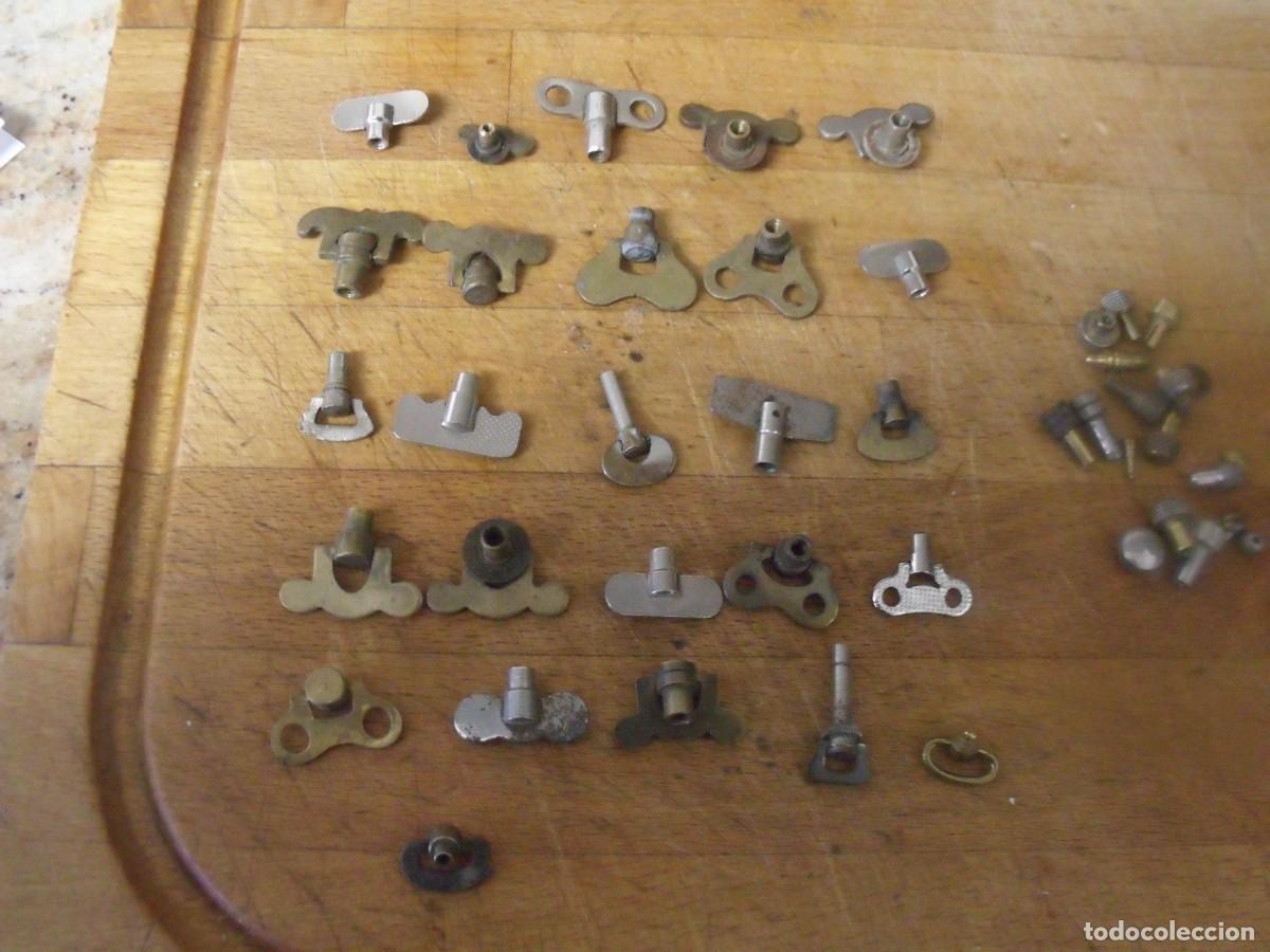 Recambios de relojes: GRAN LOTE 26 LLAVES DESPERTADOR ANTIGUO y 15 botones -LOTE 665