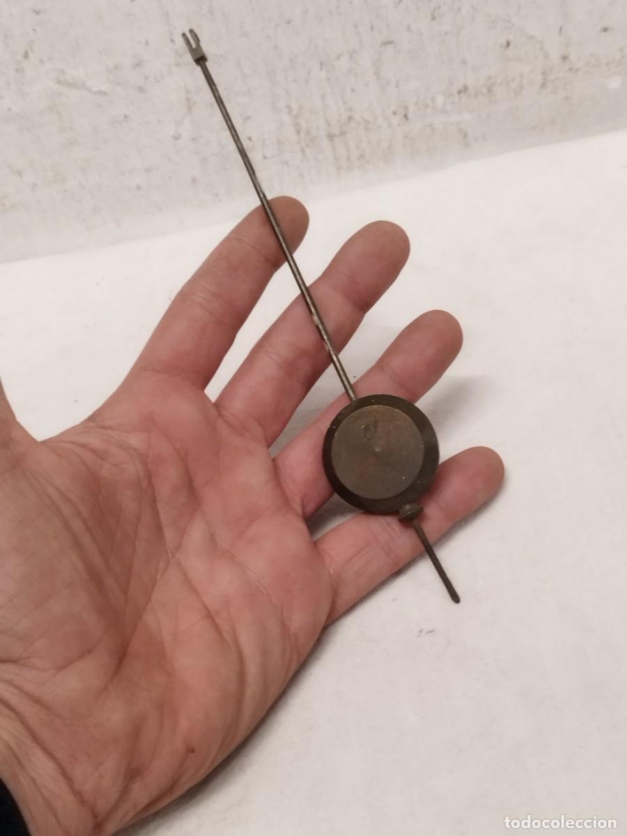 Recambios de relojes: Antiguo peque&ntilde;o p&eacute;ndulo de reloj.
