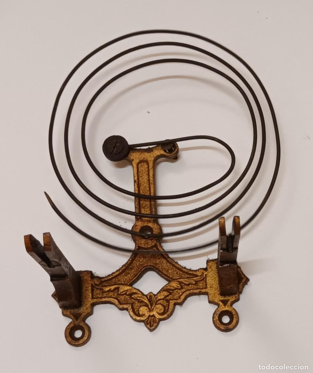 Recambios de relojes: SOPORTE DE MAQUINARIA, BASE DE HIERRO DECORADA Y GONG PARA RELOJ ALFONSINO O DE PARED