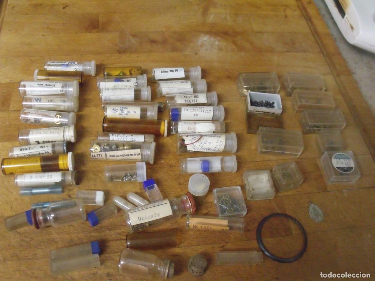 Recambios de relojes: GRAN LOTE DE 45 TUBITOS CON PIEZAS Y 5 VACIOS PARA REPARACION RELOJES MECANICOS-LOTE 669