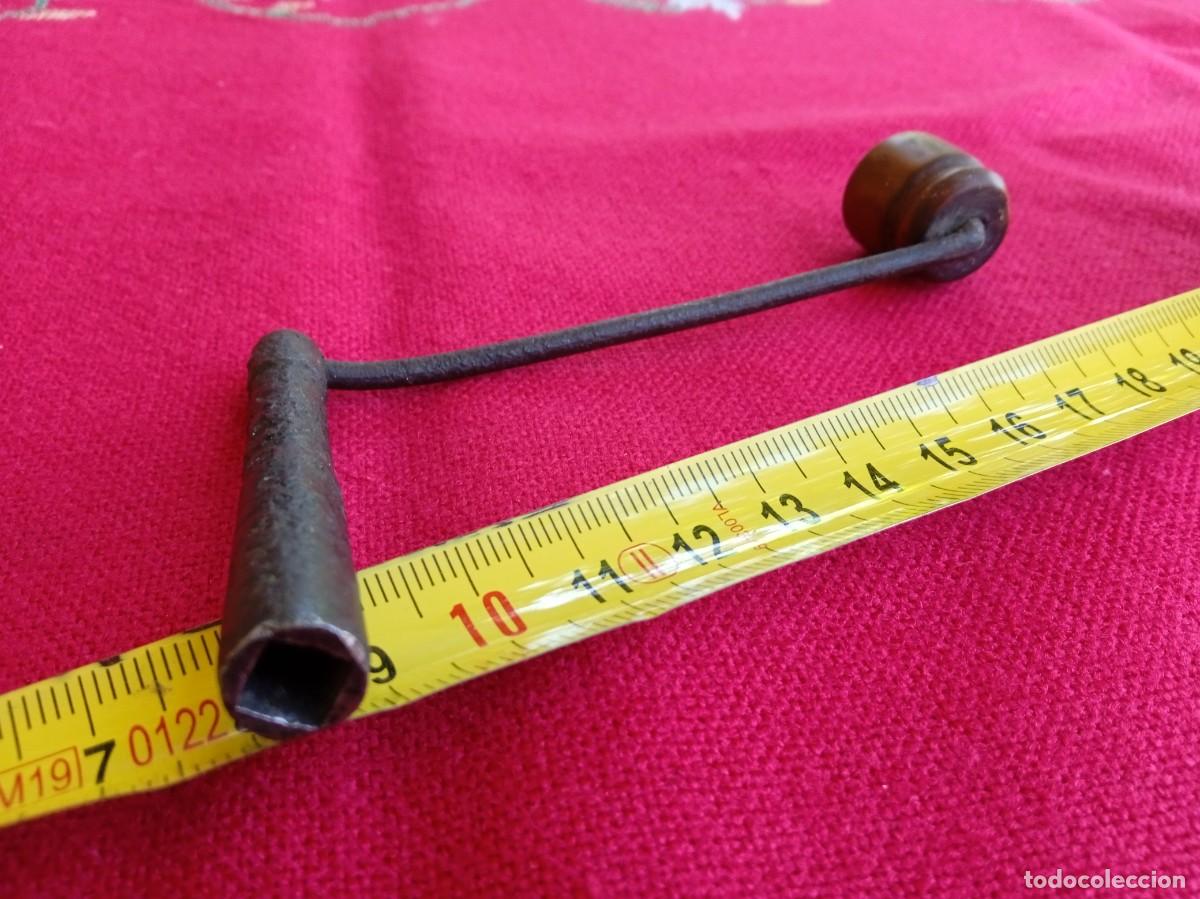 Recambios de relojes: Llave antigua para cuerda de reloj de pared