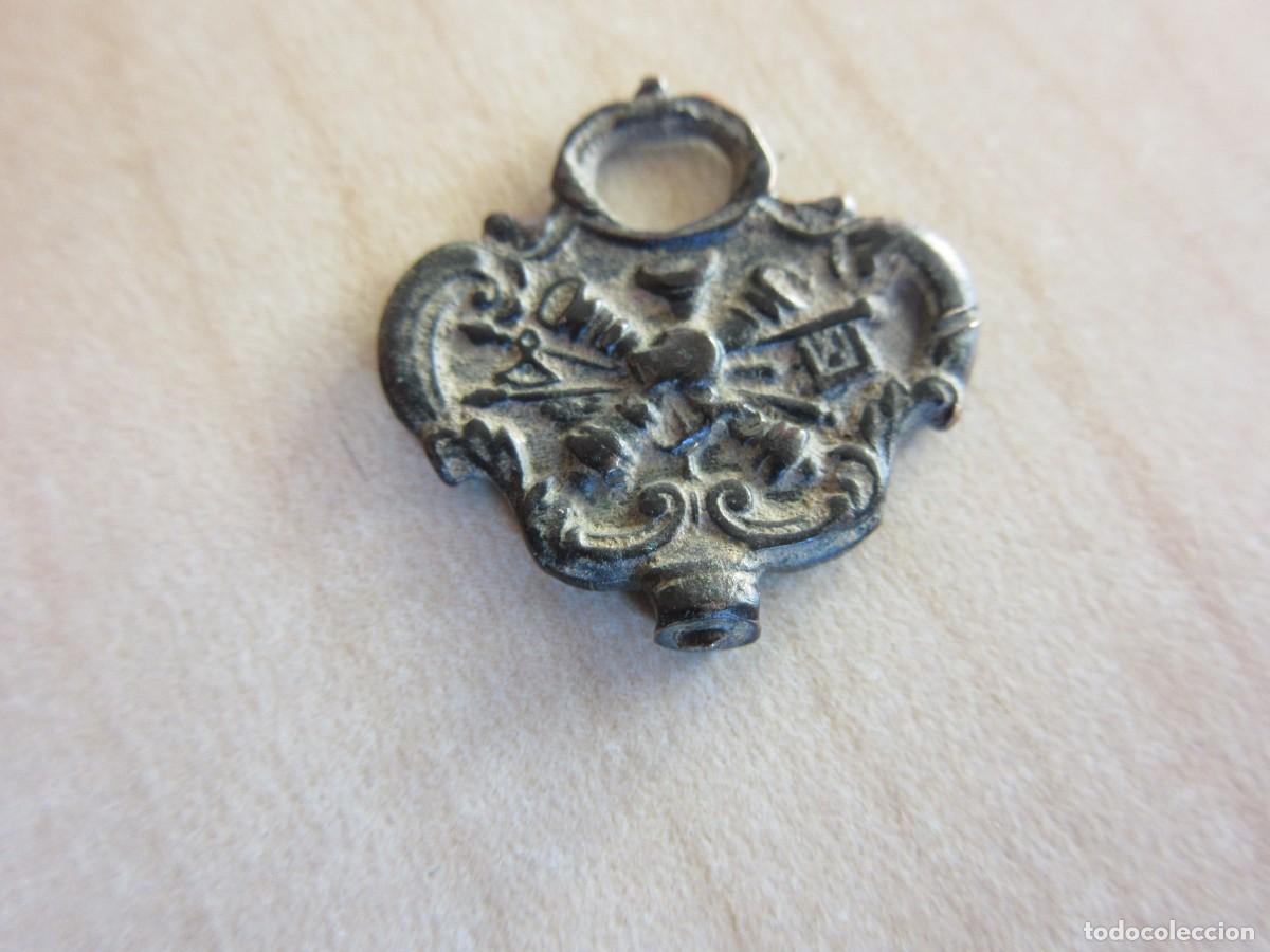 Recambios de relojes: Antigua llave de reloj de bolsillo con motivos militares(ca&ntilde;ones, banderas, etc ) Finales S XIX