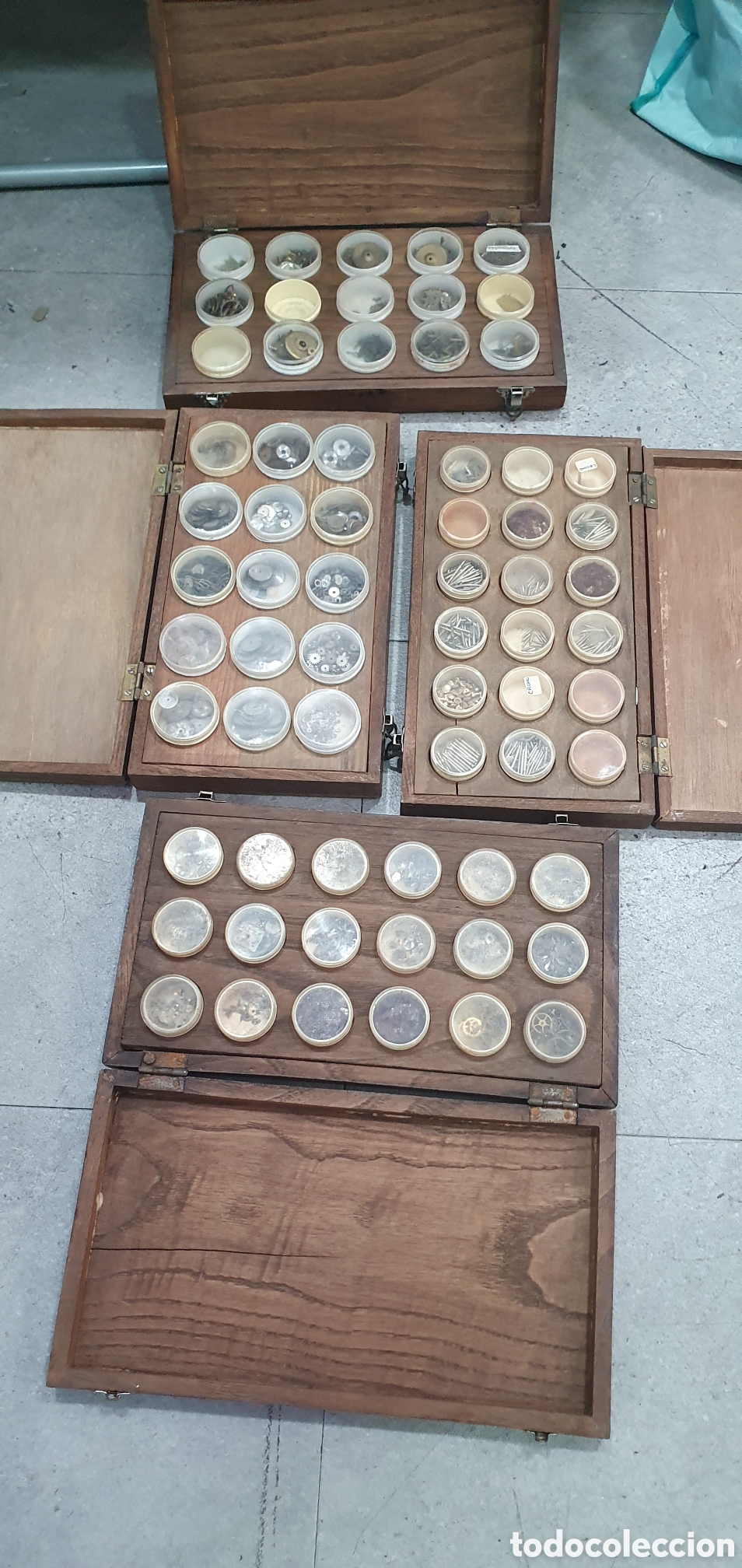 Recambios de relojes: SALIDA 0.01&euro;. Antiguo lote de repuestos de relojes en cajas de madera.