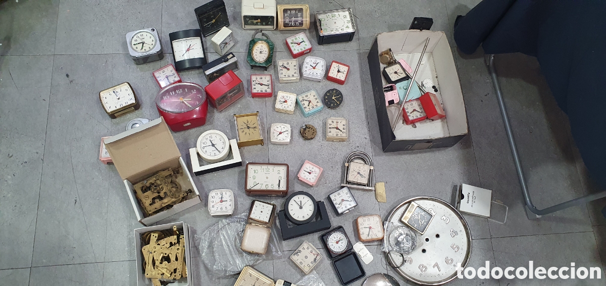 Recambios de relojes: Enorme lote de relojes despertadores y repuestos de pared. Ver fotos.