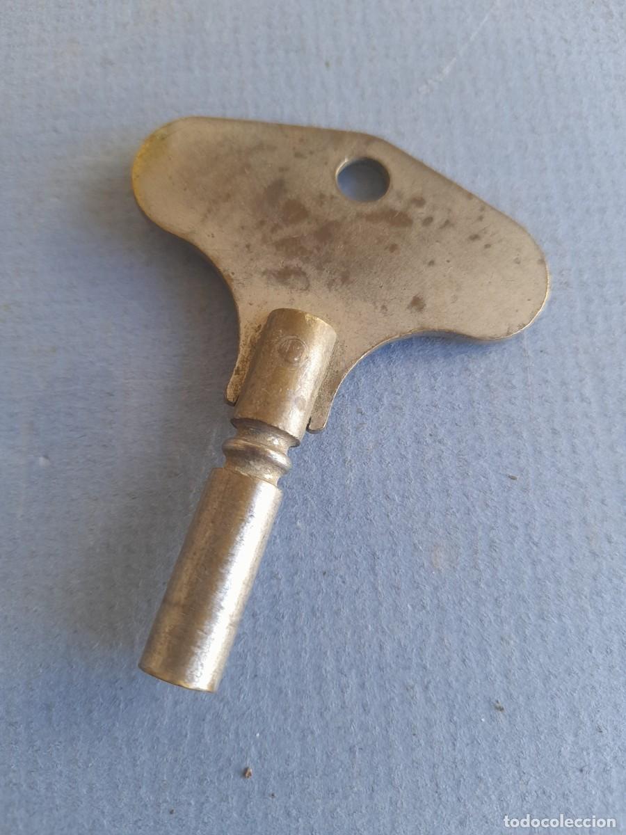 Recambios de relojes: Llave de reloj , laton niquelado, boca 3x3mm aprox, (5x6.5cm aprox)