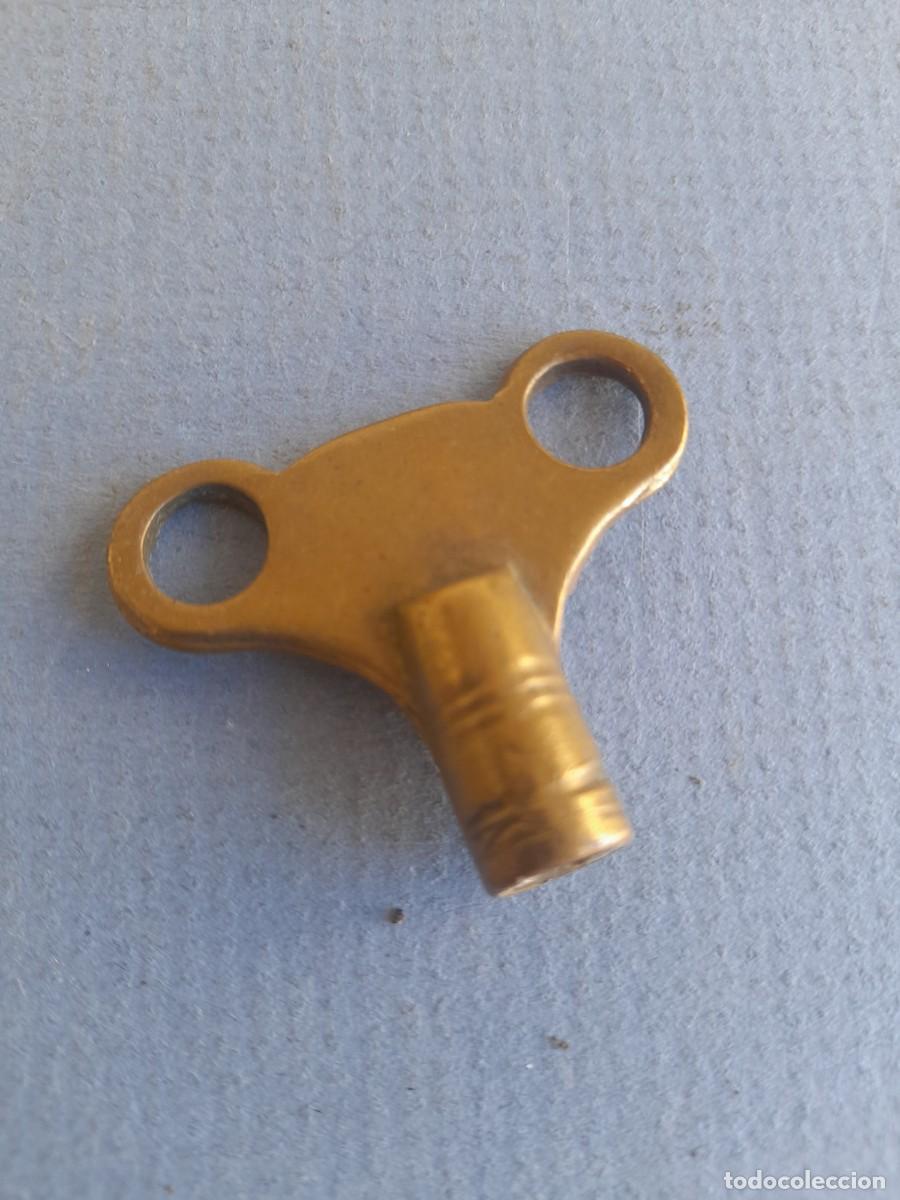 Recambios de relojes: Peque&ntilde;a Llave de reloj o parecido , laton, boca 5x5mm aprox, (3x4cm aprox)