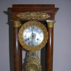 Relojes de carga manual: RELOJ ESTILO IMPERIO DE PALMA DE CAOBA Y CAOBA CON APLIQUES DE BRONCE Y ORO FINO. Lote 27019221