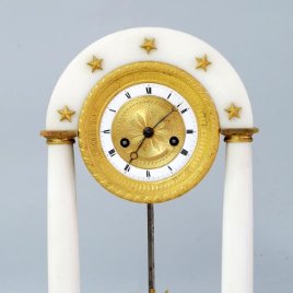 Reloj Luis XVI mármol blanco y bronce dorado Francia S XVIII Funciona