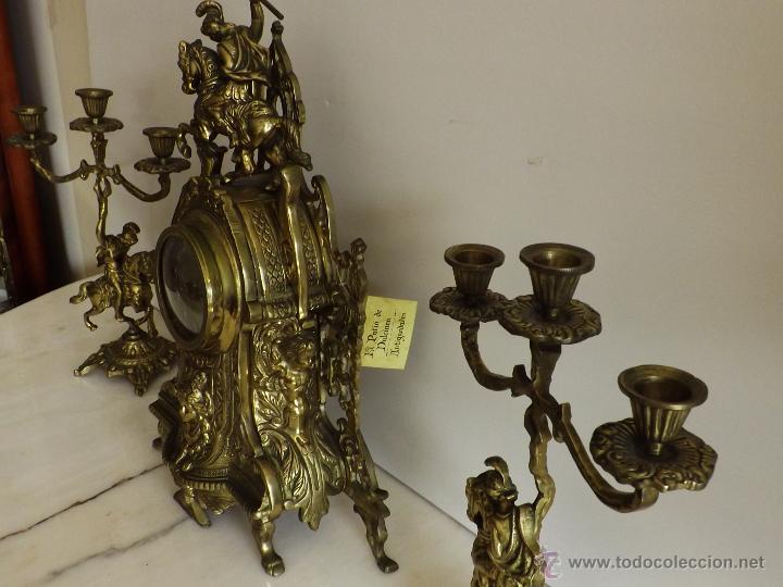 Relojes de carga manual: CONJUNTO DE RELOJ Y CANDELABROS DE BRONCE - Foto 4