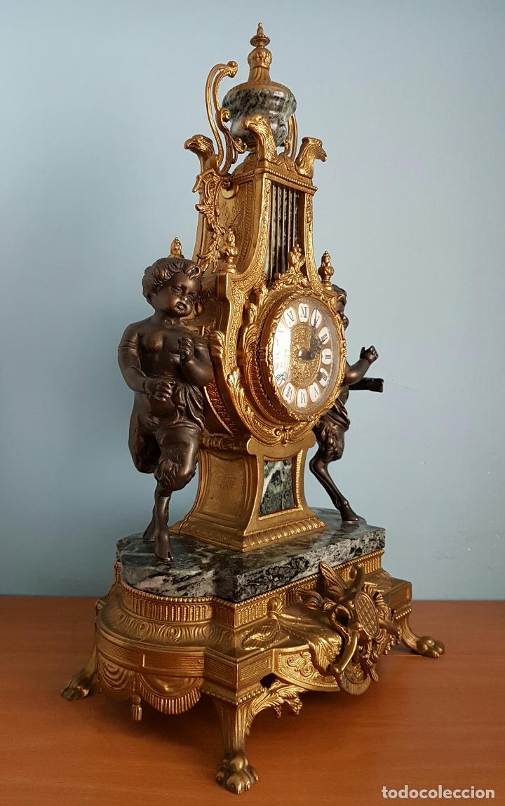 Relojes de carga manual: Antiguo reloj de sobremesa en bronce y mármol verde indio claro con sátiroso . - Foto 2 - 68520261