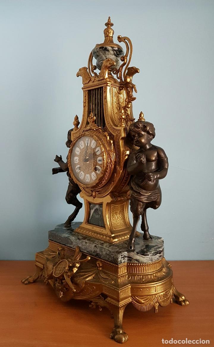 Relojes de carga manual: Antiguo reloj de sobremesa en bronce y mármol verde indio claro con sátiroso . - Foto 6 - 68520261