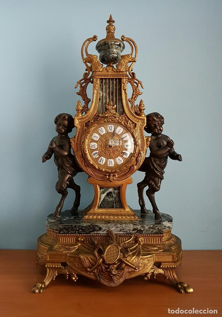 Relojes de carga manual: Antiguo reloj de sobremesa en bronce y mármol verde indio claro con sátiroso . - Foto 7 - 68520261