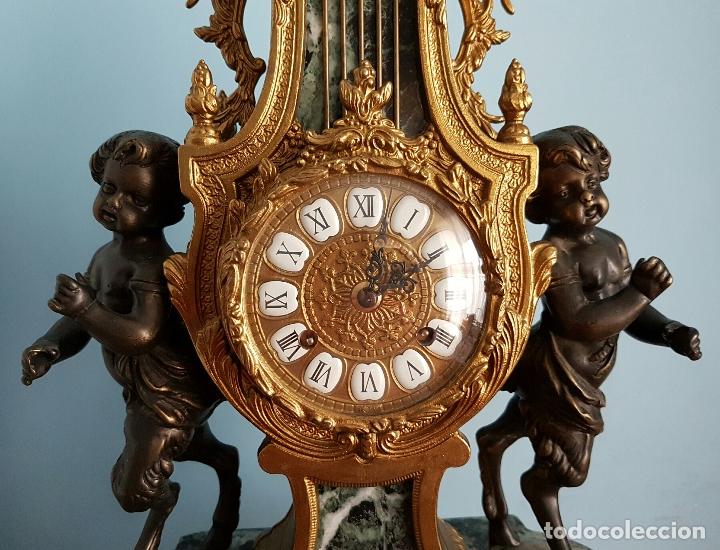 Relojes de carga manual: Antiguo reloj de sobremesa en bronce y mármol verde indio claro con sátiroso . - Foto 9 - 68520261