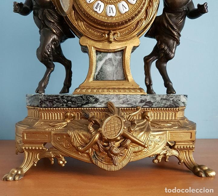 Relojes de carga manual: Antiguo reloj de sobremesa en bronce y mármol verde indio claro con sátiroso . - Foto 10 - 68520261