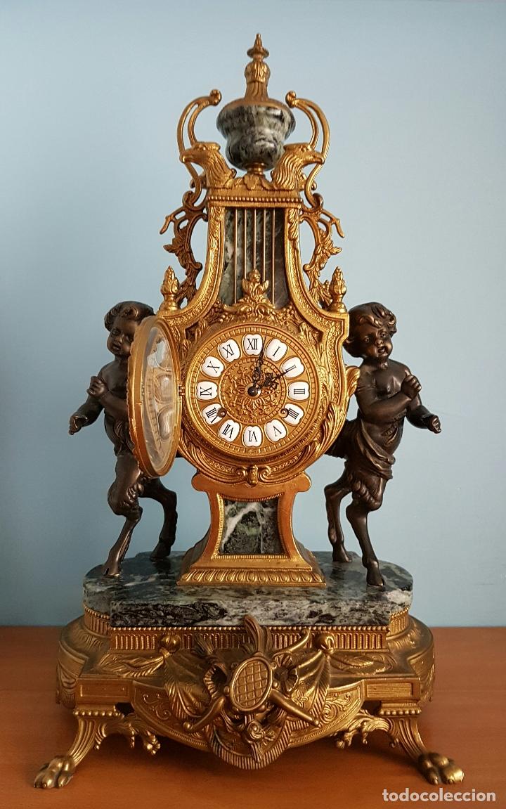 Relojes de carga manual: Antiguo reloj de sobremesa en bronce y mármol verde indio claro con sátiroso . - Foto 12 - 68520261