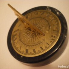 Relojes de carga manual: RELOJ DE SOL CON SOPORTE DE PIEDRA MARMOL VERDE