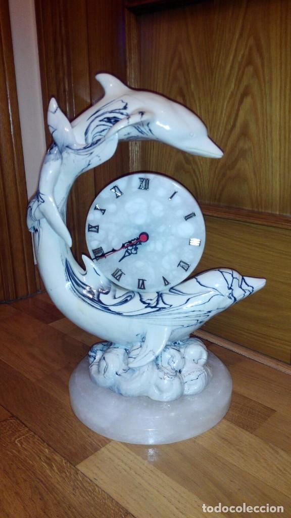 Relojes de carga manual: Reloj de m&aacute;rmol con delfines - Foto 1
