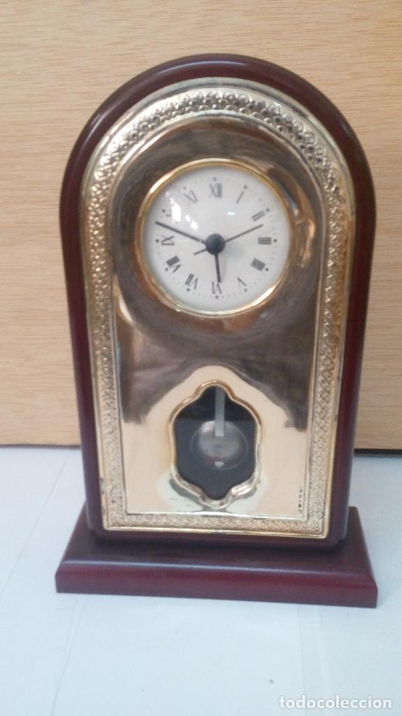 Relojes de carga manual: RELOJ DE SOBREMESA DE MADERA Y PLATA, FUNCIONA - Foto 1