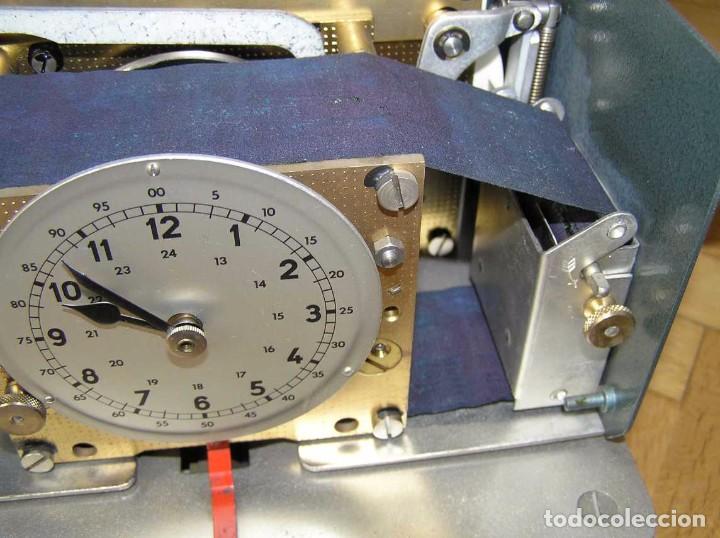 Relojes de carga manual: ANTIGUO RELOJ ISGUS DE FICHAR FICHAJE EN EMPRESAS, FUNCIONANDO - Foto 10 - 103341679