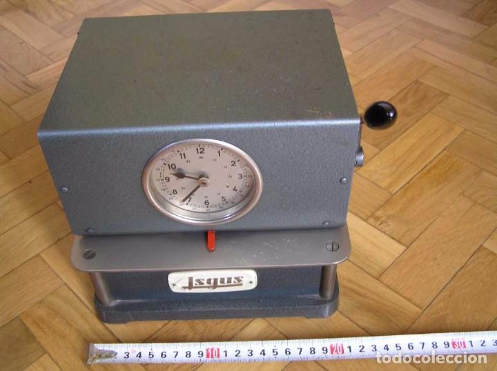 Relojes de carga manual: ANTIGUO RELOJ ISGUS DE FICHAR FICHAJE EN EMPRESAS, FUNCIONANDO - Foto 51 - 103341679