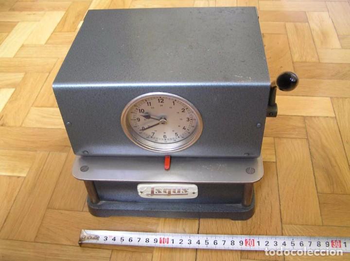 Relojes de carga manual: ANTIGUO RELOJ ISGUS DE FICHAR FICHAJE EN EMPRESAS, FUNCIONANDO - Foto 70 - 103341679