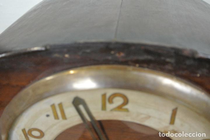 Relojes de carga manual: Reloj largo de sobremesa, en madera - Foto 9