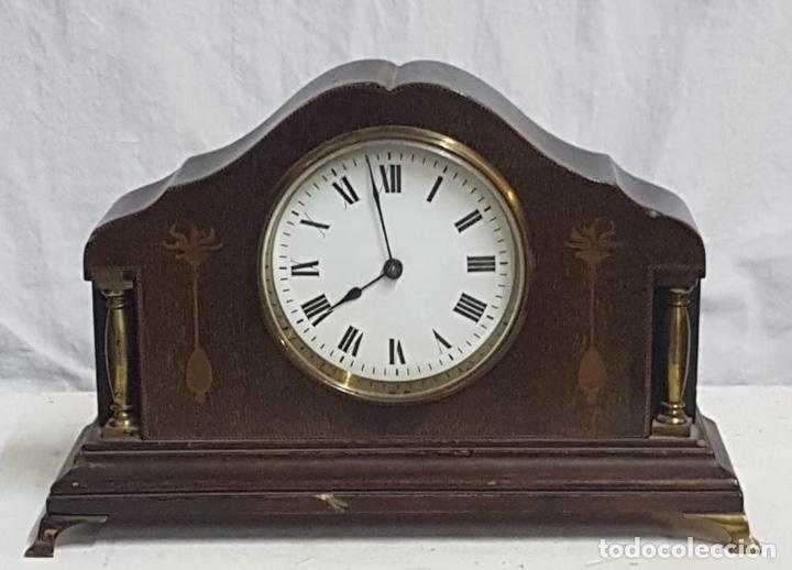 Relojes de carga manual: Reloj de sobremesa de madera y bronce - Foto 1