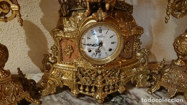 Relojes de carga manual: ANTIGUO RELOJ Y CANDELABROS BRONCE - Foto 2