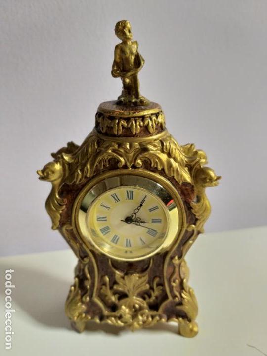Relojes de carga manual: Bonito reloj en miniatura. En la parte superior figura de un niño. Dorado y marron - Foto 1 - 151294150
