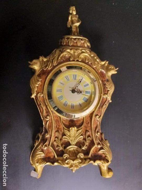 Relojes de carga manual: Bonito reloj en miniatura. En la parte superior figura de un niño. Dorado y marron - Foto 2 - 151294150