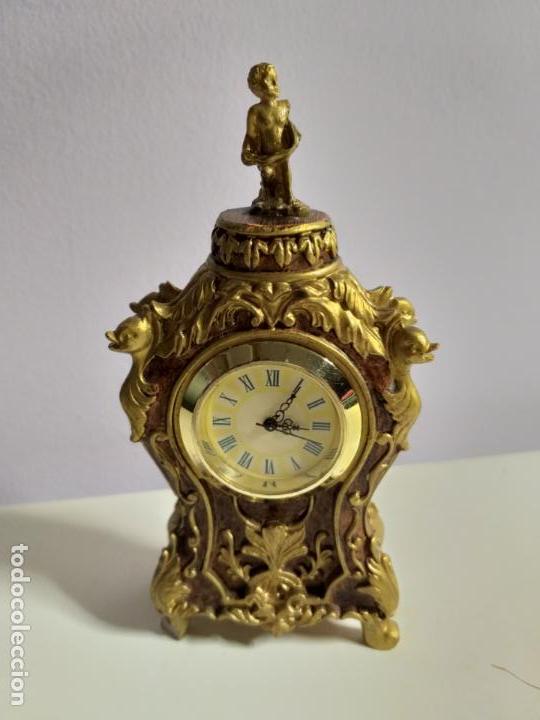 Relojes de carga manual: Bonito reloj en miniatura. En la parte superior figura de un niño. Dorado y marron - Foto 3 - 151294150