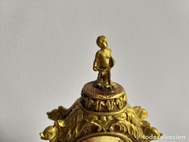 Relojes de carga manual: Bonito reloj en miniatura. En la parte superior figura de un niño. Dorado y marron - Foto 12 - 151294150