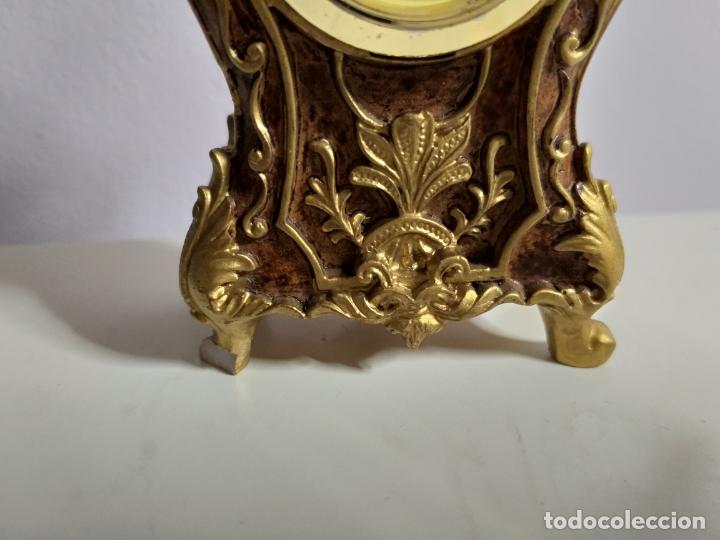 Relojes de carga manual: Bonito reloj en miniatura. En la parte superior figura de un niño. Dorado y marron - Foto 13 - 151294150