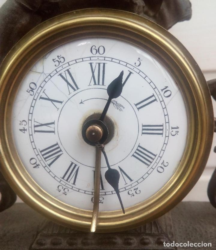 Relojes de carga manual: Reloj despertador de calamina siglo XIX, funcionando - Foto 4 - 198500770