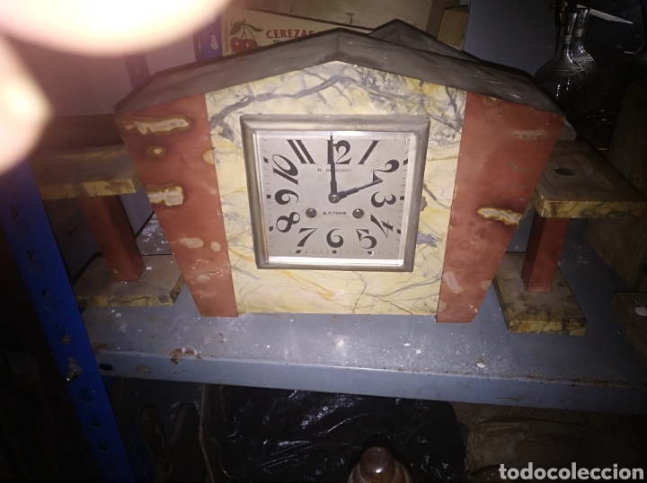 Relojes de carga manual: Reloj de sobremesa con candelabros y funciona - Foto 1