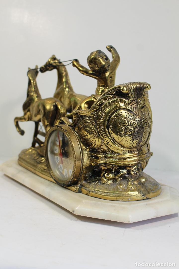 Relojes de carga manual: reloj de bronce con angel en carruaje - Foto 4