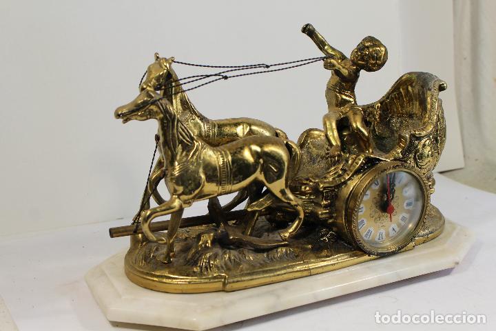 Relojes de carga manual: reloj de bronce con angel en carruaje - Foto 5