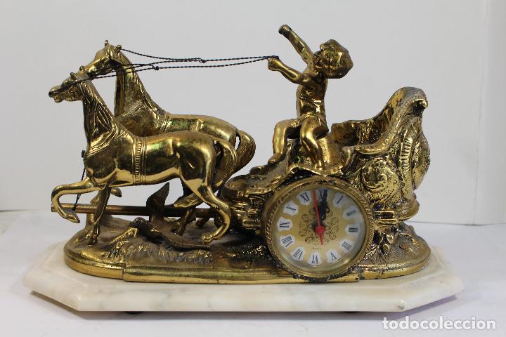 Relojes de carga manual: reloj de bronce con angel en carruaje - Foto 1