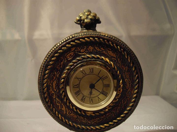Relojes de carga manual: RELOJ REDONDO PIE RESINA - Foto 2