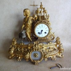 Relojes de carga manual: ANTIGUO RELOJ CON PENDULO SOBREMESA CON IMAGEN DE SAN JUAN PARIS FUNCIONA ALBARIC