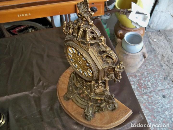 Relojes de carga manual: Antiguo reloj de sobremesa de Bronce con peana de mármol. - Foto 6 - 261793130