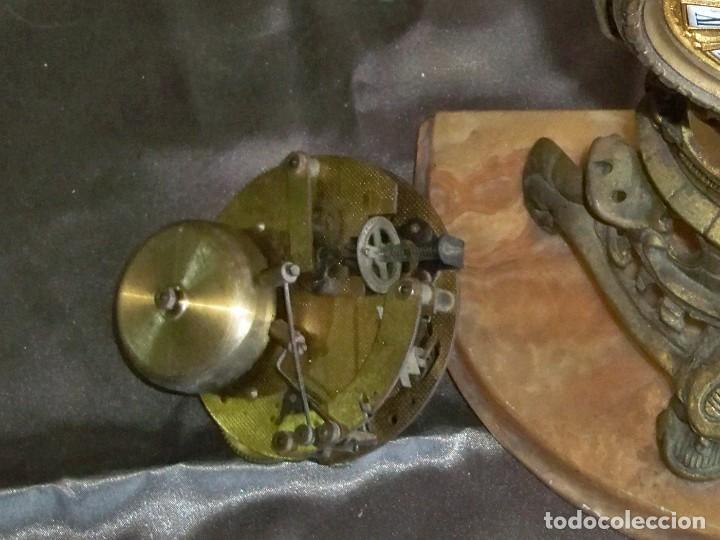 Relojes de carga manual: Antiguo reloj de sobremesa de Bronce con peana de mármol. - Foto 7 - 261793130