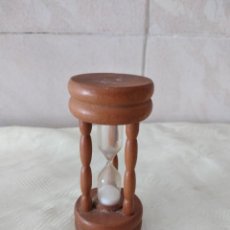 Relojes de carga manual: BONITO RELOJ DE ARENA DE MADERA Y CRISTAL. 10,5 CM