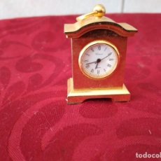 Relojes de carga manual: BONITO RELOJ DE BRONCE, MINIATURA, FUNCIONA A PILAS, COLECCIONISMO
