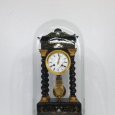 Relojes de carga manual: RELOJ DE SOBREMESA, PÓRTICO - MARQUETERÍA EN LATÓN - FANAL DE CRISTAL - PEANA - FUNCIONA -CIRCA 1820. Lote 275518468