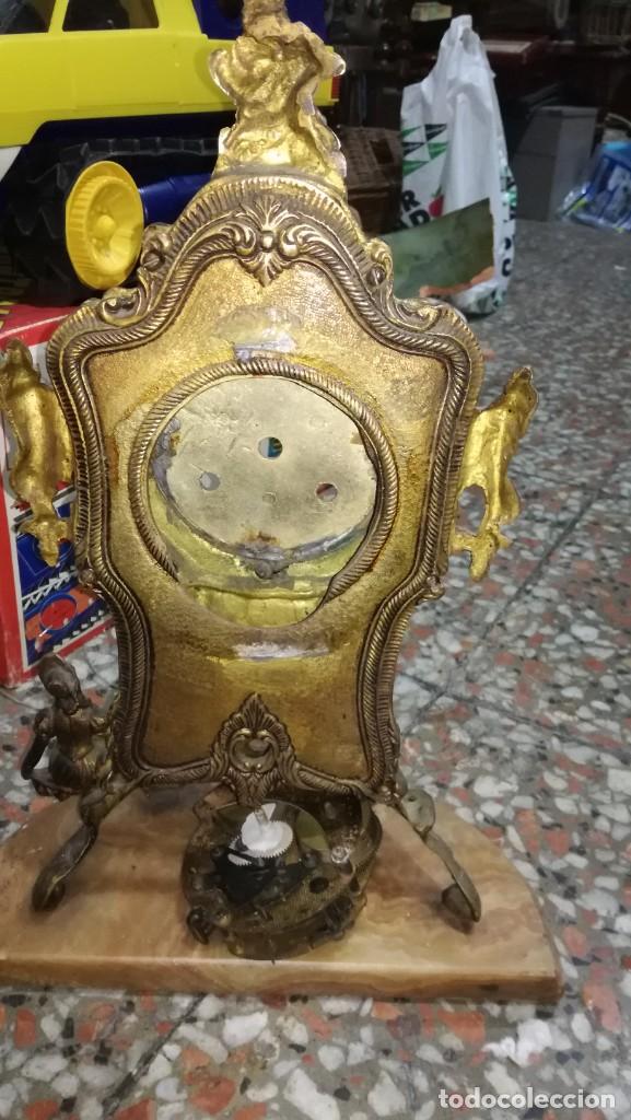 Relojes de carga manual: Antiguo reloj de sobremesa de Bronce con peana de mármol. - Foto 3 - 261793130