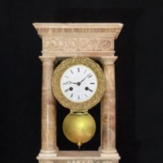 Relojes de carga manual: RELOJ DE ALABASTRO Y BRONCE DEL PRIMER TERCIO DEL SIGLO XIX. Lote 291188903